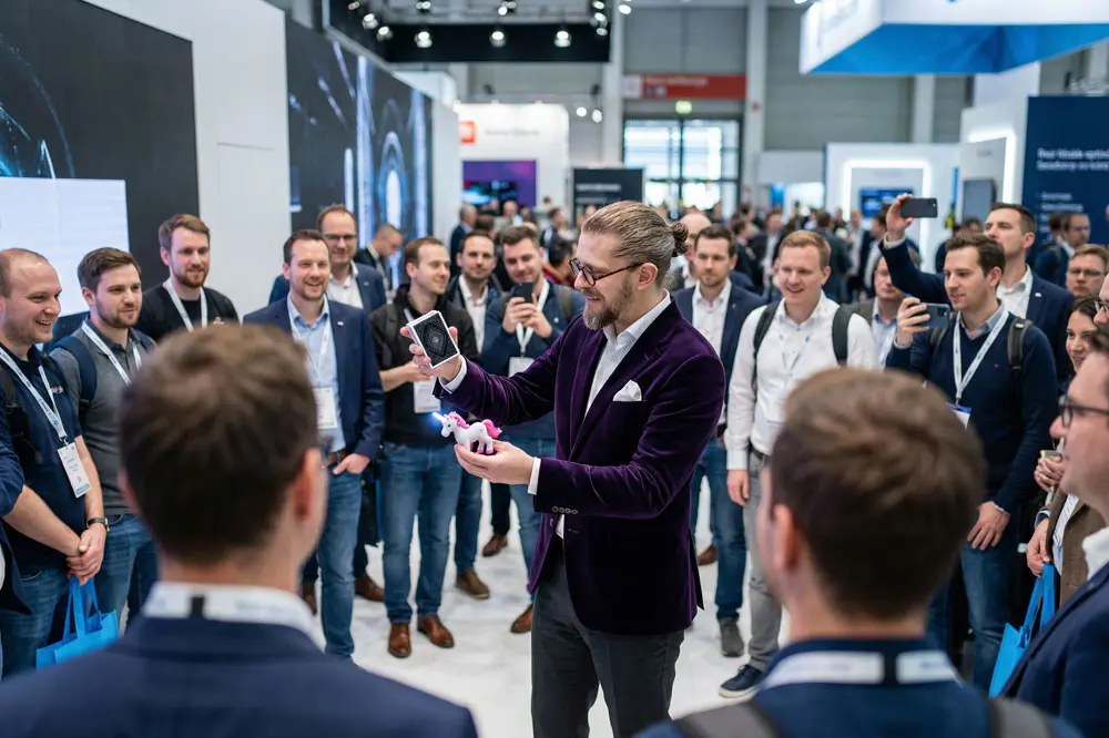Zauberer als Publikumsmagnet auf einer Messe in Berlin